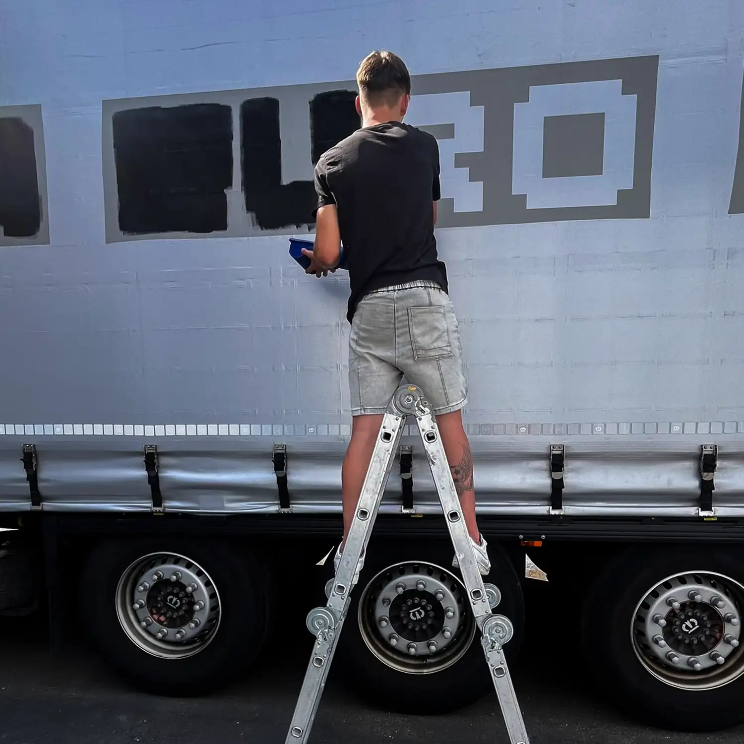 3_volvo_truck_photo