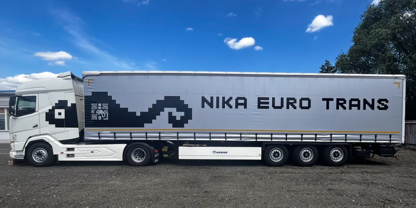 1_volvo_truck_photo